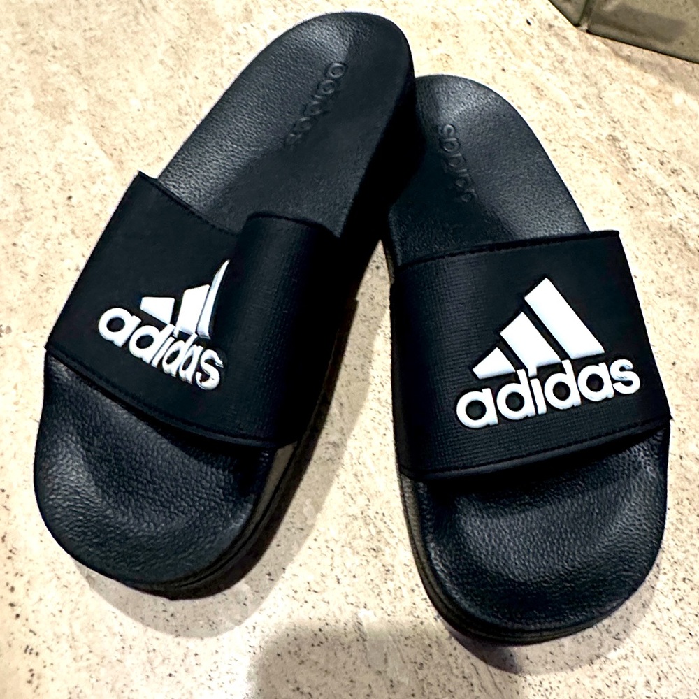 Adidas Black slides in 4Y